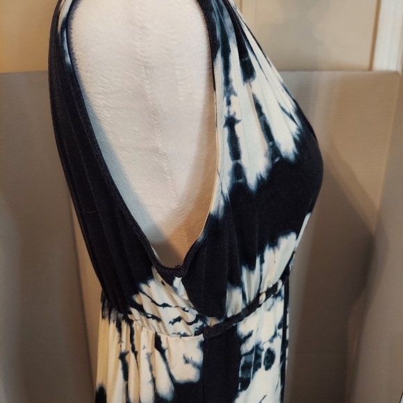 Chelsea & Theodore Blue and White V Neck Sleeveless - Picture 6 of 7